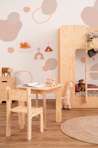 Kinderstuhl und Kindertisch aus Kiefernsperrholz in Naturholzfarbe